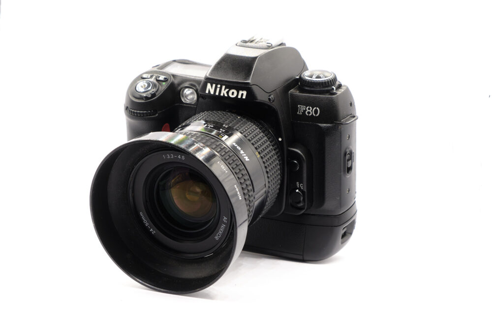 Nikon F-80 avec Winder MB-16 - 24-50mm f/3,3-4,5