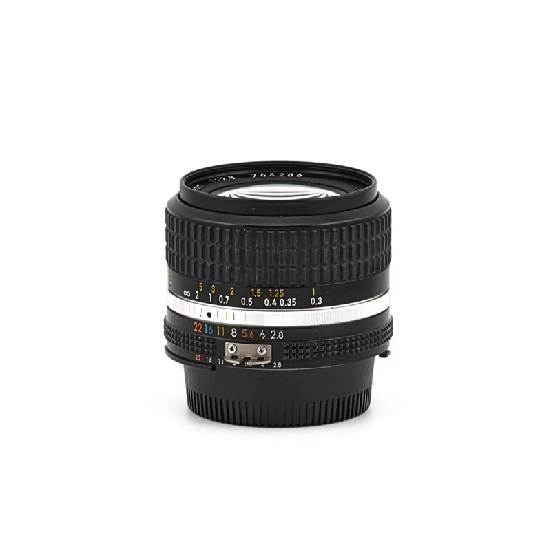 Nikkor AI-S 24mm f/2.8, objectif argentique reconditionné par Pelloche Moi