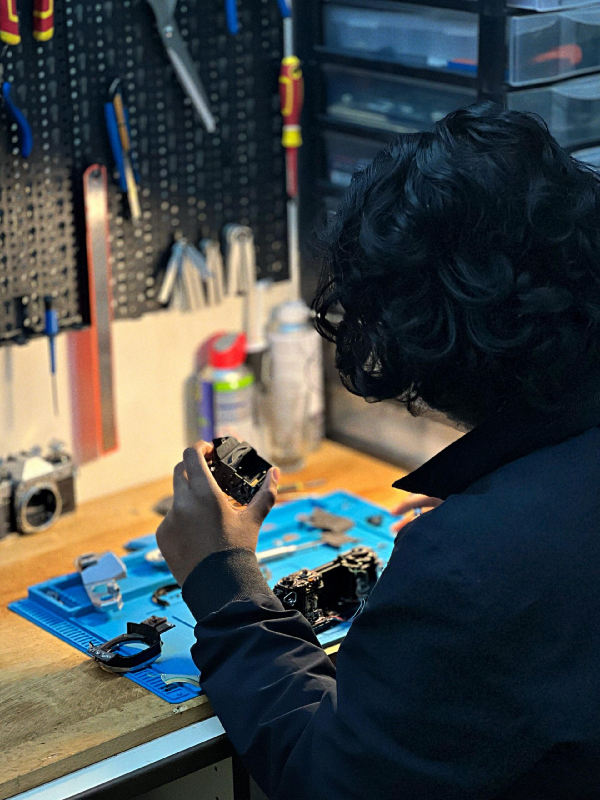 Reconditionnement d'un appareil photo argentique à l'atelier Pelloche Moi