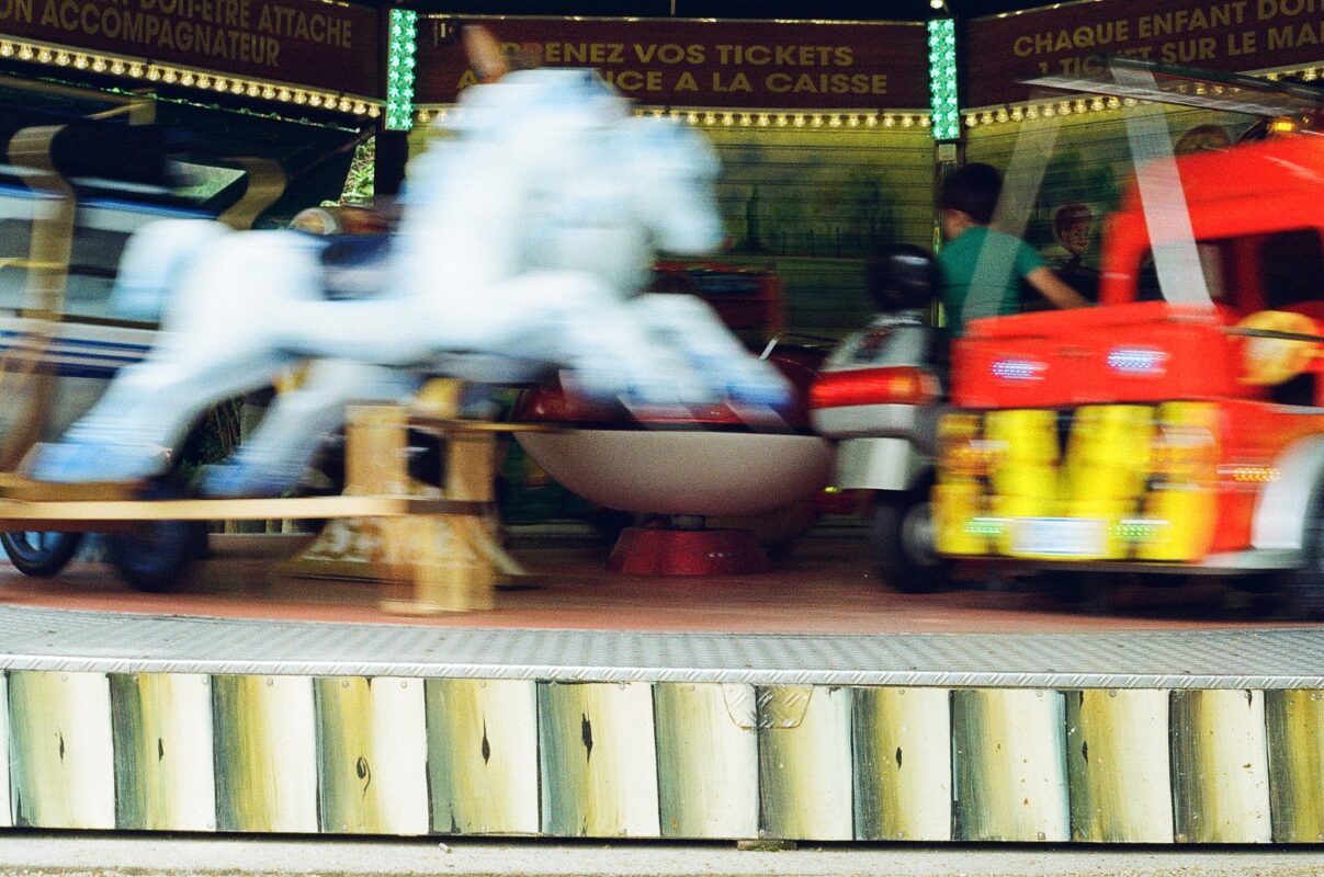Photo d'élève : cheval blanc de manège saisi en plein mouvement, photographié en argentique