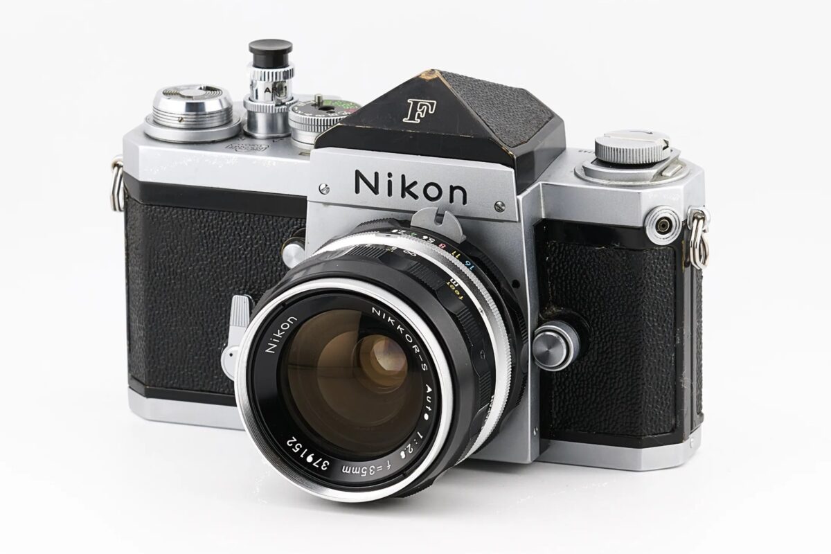 Nikon F chromé à prisme, avec son objectif Nikkor-S 35 mm, révisé à l'atelier Pelloche Moi